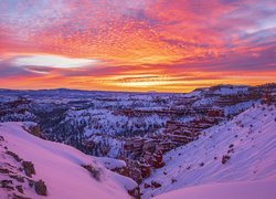 Stany Zjednoczone, Stan Utah, Park Narodowy Bryce Canyon, Skały, Zima, Zachód słońca, Chmury
