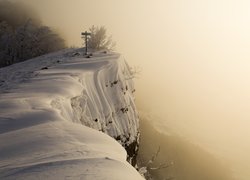 Góry, Zima, Śnieg, Mgła, Drzewa, Drogowskaz