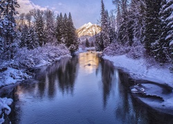 Zimowy krajobraz z rzeką i górami