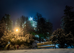 Zimowy park wieczorem z zamkiem Trakoscan w tle