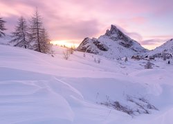 Zimowy poranek nad zasypaną śniegiem przełęczą Falzarego Pass w Dolomitach
