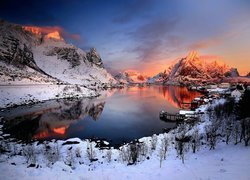 Norwegia, Lofoty, Wieś Reine, Morze Norweskie, Zima, Domy, Góry, Wschód słońca