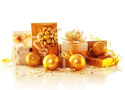 Złote bombki obok świątecznych prezentów