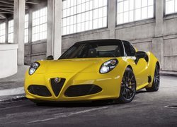 Żółta Alfa Romeo 4C Spider