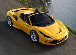 Żółte Ferrari F8 Spider