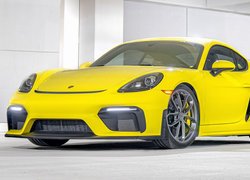 Żółte Porsche 718 Cayman GT4 przód