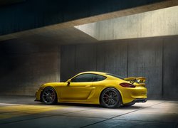 Żółte Porsche Cayman GT4 bokiem