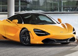 Żółty McLaren 720S