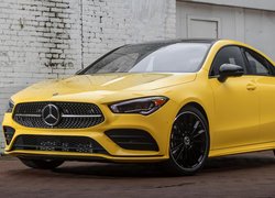Żółty Mercedes-Benz CLA przodem