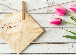 Życzenia na Dzień Matki w kopercie na sznurku obok bukietu tulipanów