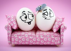 Jajka z buźkami na sofie