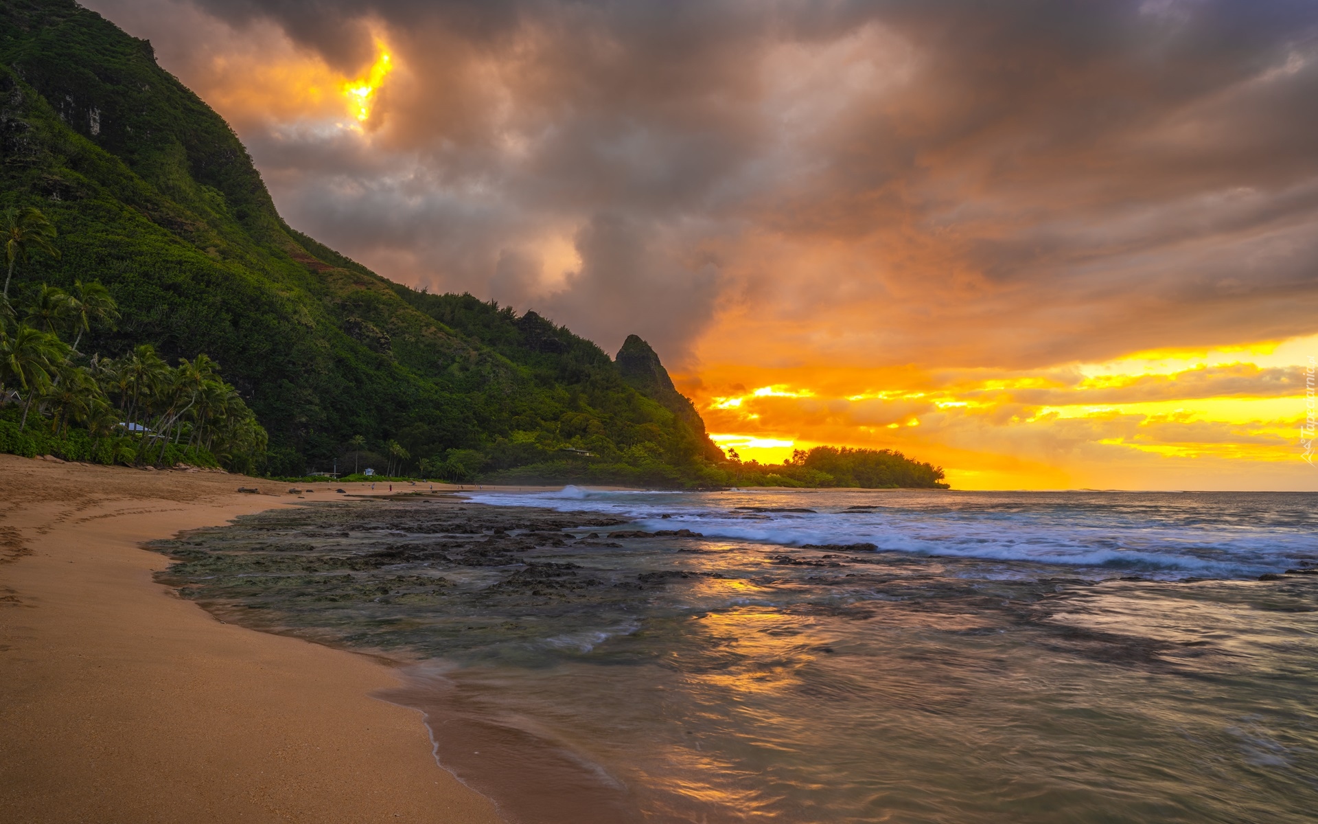 Stany Zjednoczone, Hawaje, Wyspa Kauai, Ocean, Morze, Wybrzeże, Plaża Tunnels Beach, Góry, Palmy, Roślinność, Zachód słońca