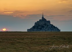 Zachód słońca, Łąki, Klasztor, Opactwo św Archanioła, Mont Saint Michel, Normandia, Francja