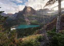 Góry, Jezioro, Grinnell Lake, Drzewa, Las, Chmury, Park Narodowy Glacier, Montana, Stany Zjednoczone