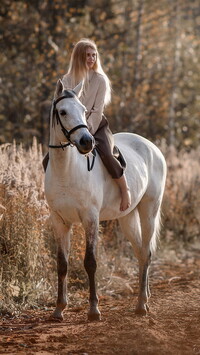 Kobieta na białym koniu