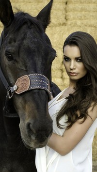 Kobieta przy karym koniu