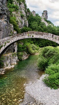 Most Kokkorou ancient stone bridge nad rzeką Voidomatis