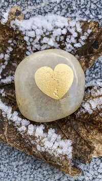 Złote serce namalowane na kamieniu