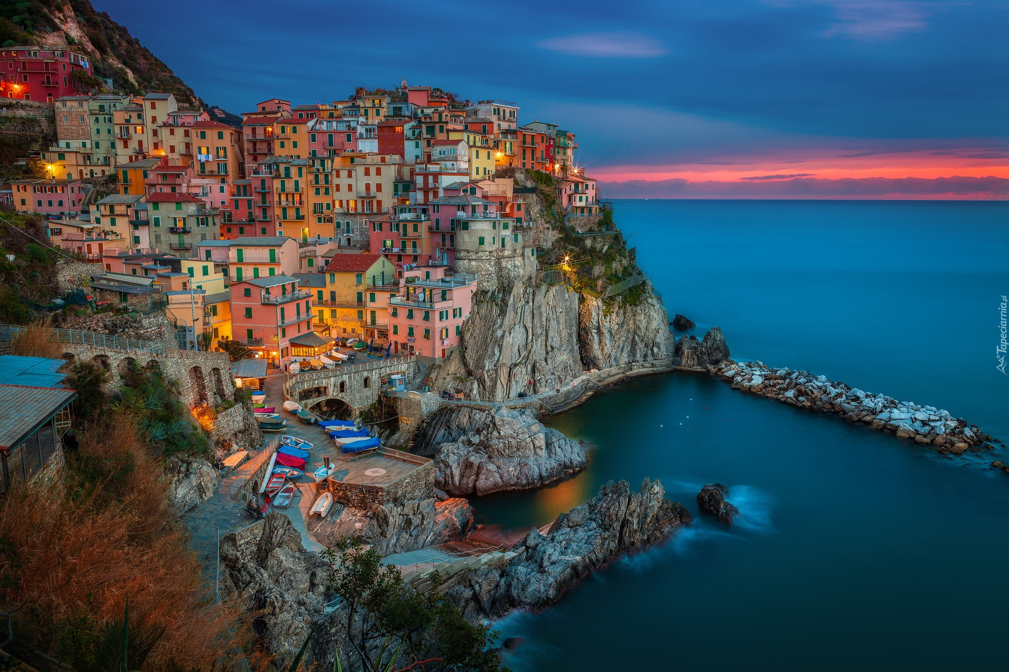 Wybrzeże, Cinque Terre, Morze Liguryjskie, Domy, Skały, Łódki, Manarola, Zachód słońca, Gmina Riomaggiore, Włochy