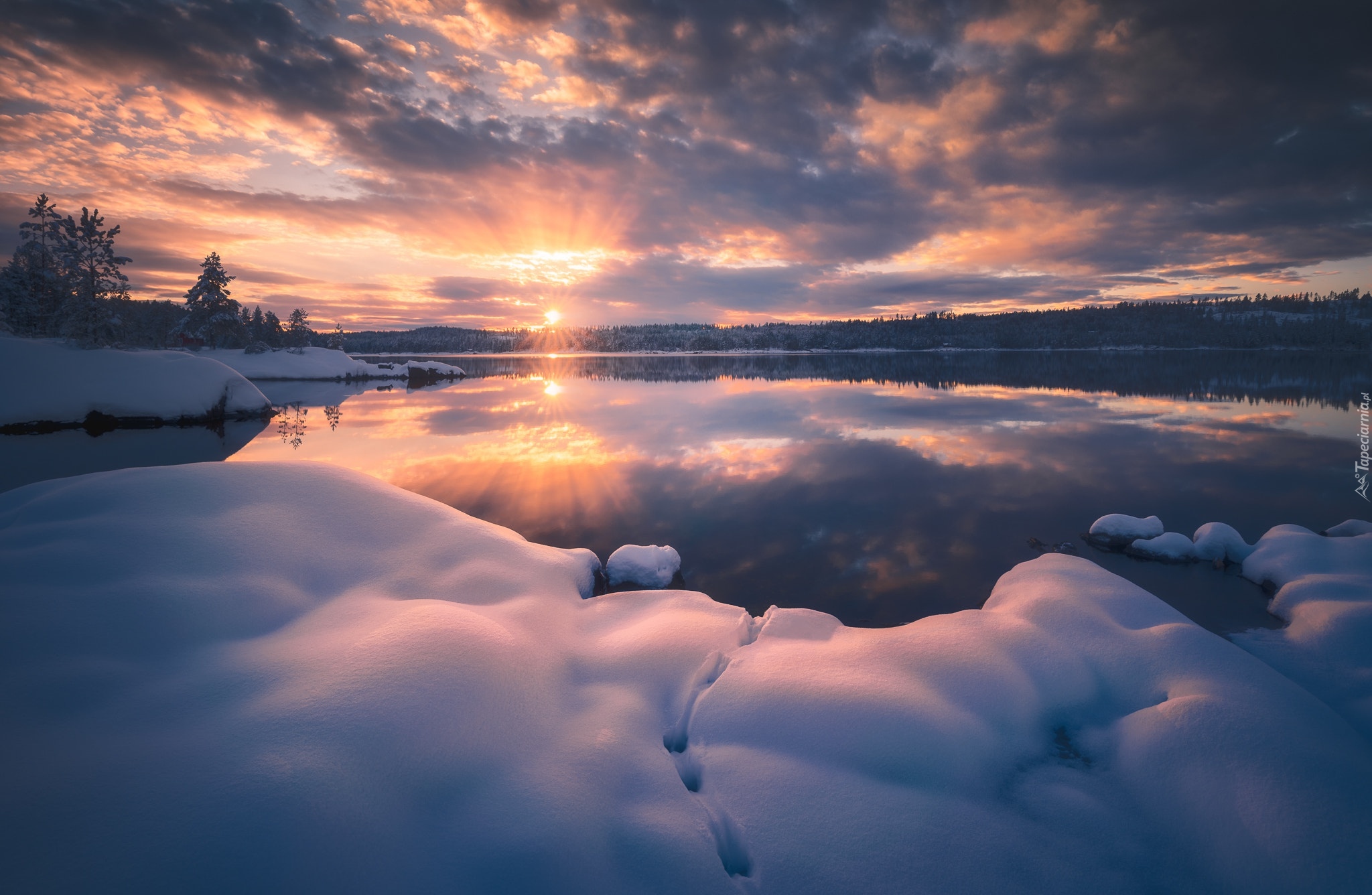Norwegia, Ringerike, Jezioro, Drzewa, Chmury, Promienie słońca, Zima