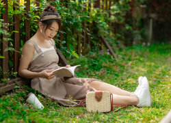 Azjatka czytająca książkę