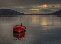 Czerwona łódka na Jeziorze Kastoria