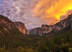 Dolina w Parku Narodowym Yosemite pod kolorowym niebem zachodzącego słońca