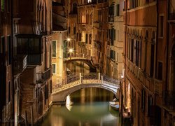 Domy i mostek na kanale w Wenecji nocą
