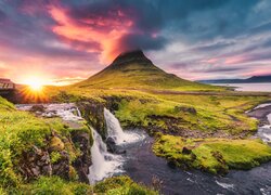 Islandia, Półwysep Snaefellsnes, Góra Kirkjufell, Wodospad Kirkjufellsfoss, Promienie słońca, Chmury