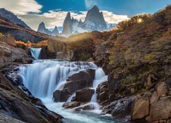 Góry, Szczyt Fitz Roy, Skały, Rzeka, Uskok, Kaskada, Drzewa, Park Narodowy Los Glaciares, Patagonia, Argentyna