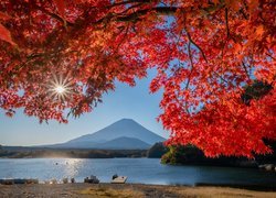 Jezioro, Góra Fudżi, Stratowulkan, Liście, Jesień, Promienie słońca, Wyspa Honsiu, Japonia