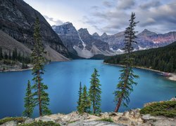 Park Narodowy Banff, Jezioro, Moraine Lake, Drzewa, Lasy, Skały, Góry, Chmury, Prowincja Alberta, Kanada
