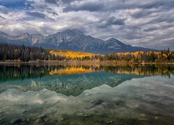 Kanada, Prowincja Alberta, Park Narodowy Jasper, Jezioro, Patricia Lake, Odbicie, Jesień, Góry, Drzewa