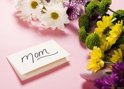 Karteczka z napisem mom obok kwiatów