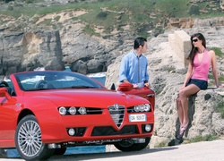 Kobieta i mężczyzna przy samochodzie Alfa Romeo Spider z 2007 roku