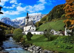 Góry Alpy, Park Narodowy Berchtesgaden, Ramsau bei Berchtesgaden, Kościół św. Sebastiana, Rzeka Ramsauer Ache, Most, Bawaria, Niemcy