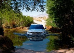 Land Rover Range Rover Evoque przejeżdżajacy przez wodę