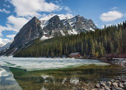Jezioro, Lake Louise, Góry Skaliste, Śnieg, Kamienie, Dom, Drzewa, Park Narodowy Banff, Kanada