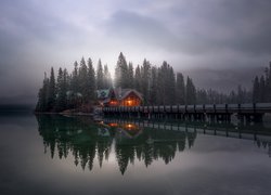 Park Narodowy Yoho, Jezioro Emerald Lake, Oświetlony, Dom, Most, Góry, Las, Chmury, Prowincja Kolumbia Brytyjska, Kanada