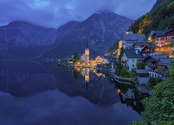Austria, Hallstatt, Kościół, Oświetlone, Domy, Góry, Chmury, Noc, Jezioro Hallstattersee