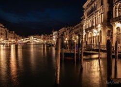 Oświetlony most Rialto i domy nad Canal Grande w Wenecji