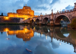 Oświetlony Zamek Świętego Anioła nad rzeką Tyber w Rzymie