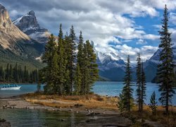 Kanada, Park Narodowy Jasper, Góry, Jezioro Maligne, Motorówka, Wyspa Ducha, Chmury, Drzewa