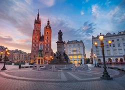 Polska, Kraków, Rynek Główny, Pomnik Adama Mickiewicza, Kościół Mariacki, Kościół Wniebowzięcia Najświętszej Marii Panny, Latarnie