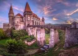 Rumunia, Wyżyna Transylwańska, Transylwania, Hunedoara, Zamek w Hunedoarze, Zamek Korwina, Rzeka Cerna, Most, Drzewa, Zachód słońca