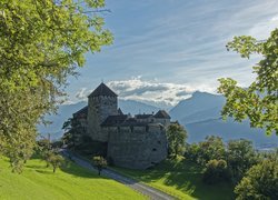 Księstwo, Liechtenstein, Vaduz, Zamek w Vaduz, Droga, Drzewa, Góry