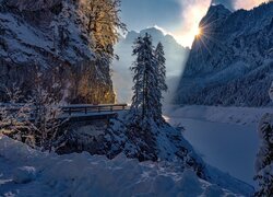 Austria, Zima, Góry, Ośnieżone, Drzewa, Most, Jezioro, Gosausee, Śnieg, Słońce