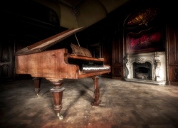 Zniszczony salon z kominkiem i fortepianem