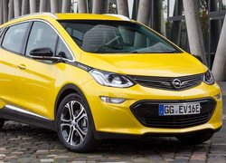 Żółty Opel Ampera-e