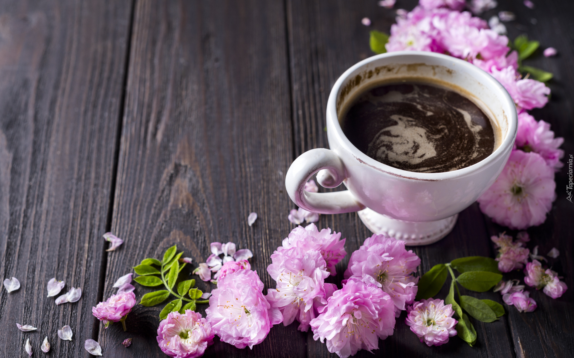 Edycja Tapety Filiżanka kawy i różowe kwiaty na desce